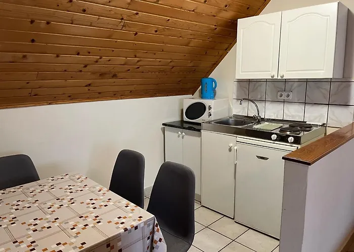 Ibolya Vendeghaz Kehidakustány